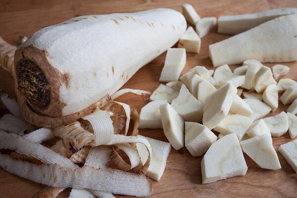 parsnip_peeled_and_chopped_1080px-1024x683